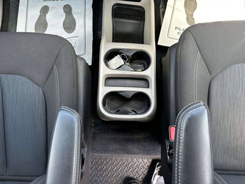 Used 2022 Chrysler Voyager LX FWD image 27