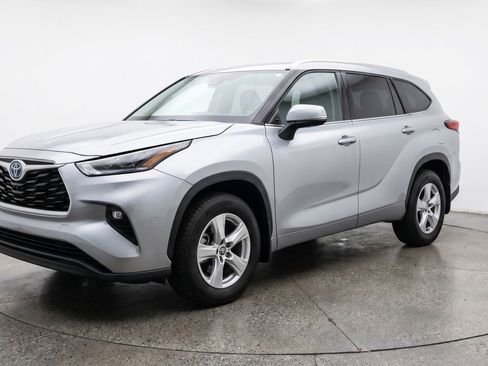 Used 2025 Toyota Highlander LE FWD image 3