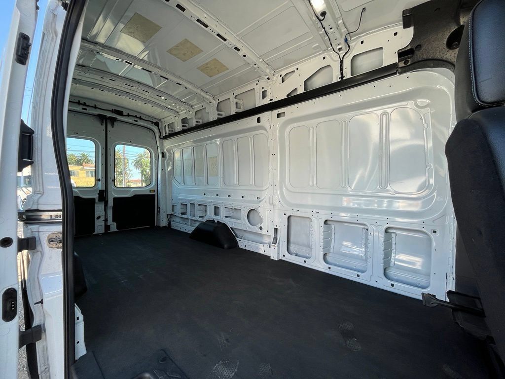 Used 2022 Ford E-Transit 148 High Roof Extended RWD image 5