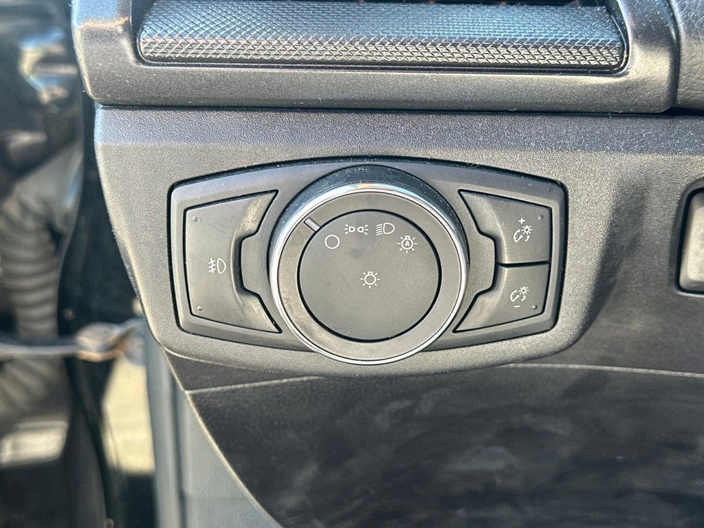 Used 2018 Ford Fusion SE w/ Equipment Group 601A FWD image 16