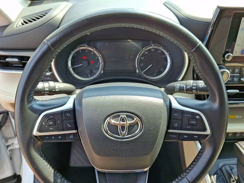 Used 2023 Toyota Highlander XLE AWD/4WD image 14