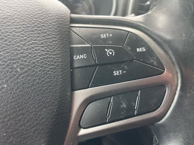 Used 2019 Jeep Cherokee Latitude Plus w/ Cold Weather Group AWD/4WD image 18