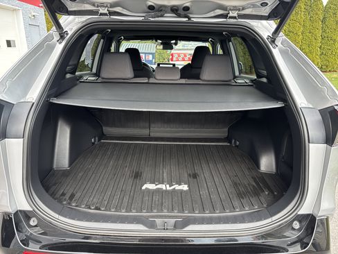 Used 2023 Toyota RAV4 SE w/ Convenience Package image 5