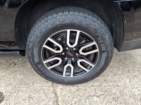 Used 2024 GMC Yukon XL AT4 w/ Technology Package AWD/4WD image 30