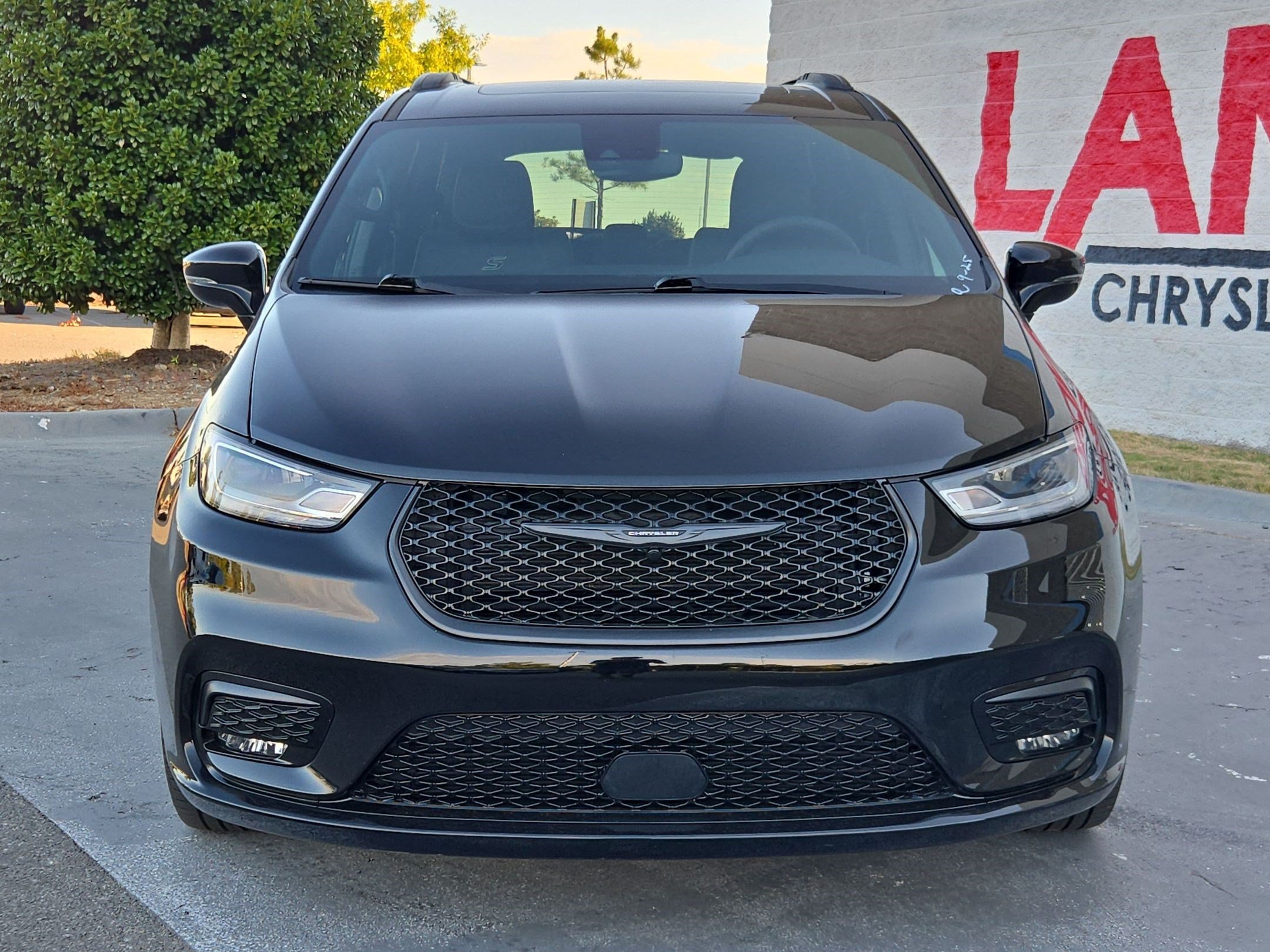 Used 2024 Chrysler Pacifica Touring-L w/ S Appearance Package AWD/4WD image 2