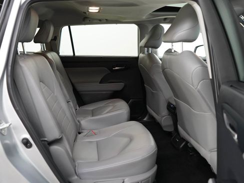 Used 2024 Toyota Highlander XLE AWD/4WD image 12