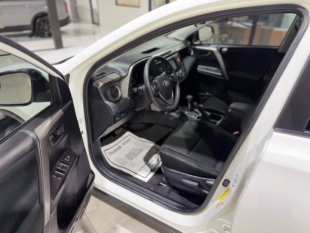 Used 2018 Toyota RAV4 LE FWD image 15