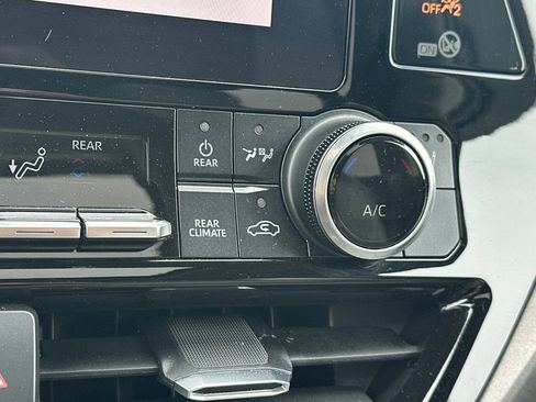 Used 2023 Toyota Highlander XLE image 30