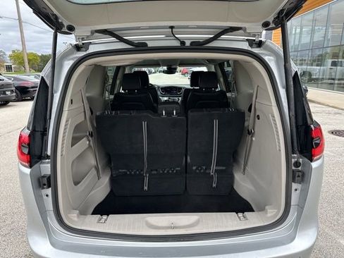 Used 2024 Chrysler Pacifica Touring-L FWD image 12