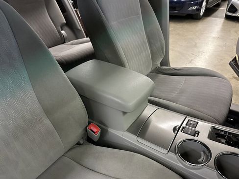 Used 2012 Toyota Highlander SE w/ Tow Pkg image 29