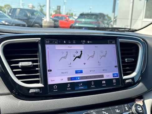 Used 2024 Chrysler Pacifica Touring-L image 22