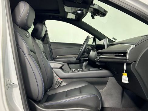 Used 2024 Cadillac XT4 Sport w/ Cold Weather Package image 10