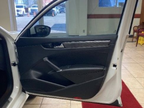 Used 2020 Volkswagen Passat 2.0T R-Line image 9