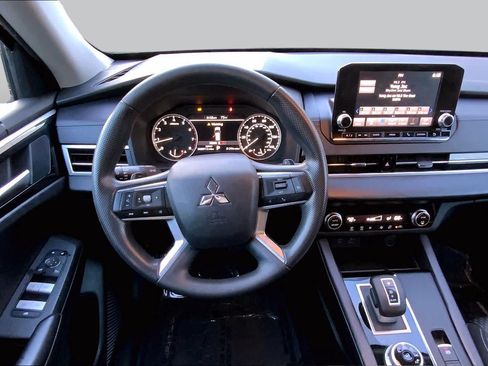 Used 2023 Mitsubishi Outlander ES FWD image 10