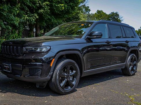 Used 2023 Jeep Grand Cherokee L Laredo image 3