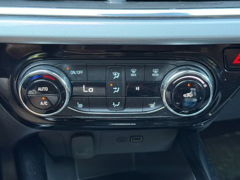 Used 2025 Chevrolet Trax LT w/ LT Convenience Package FWD image 24