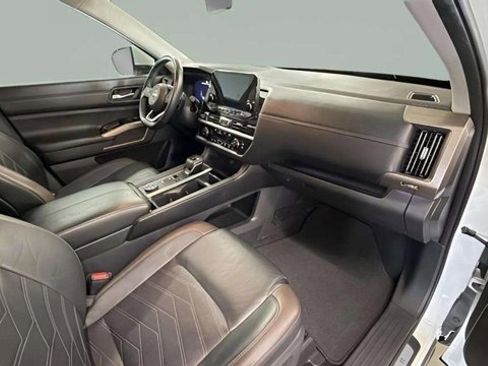 Used 2024 Nissan Pathfinder Platinum image 18