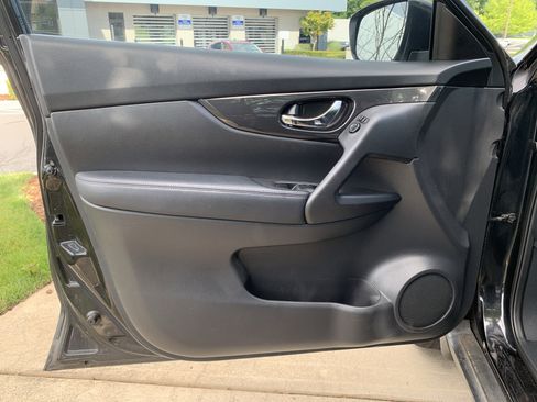 Used 2017 Nissan Rogue S FWD image 14