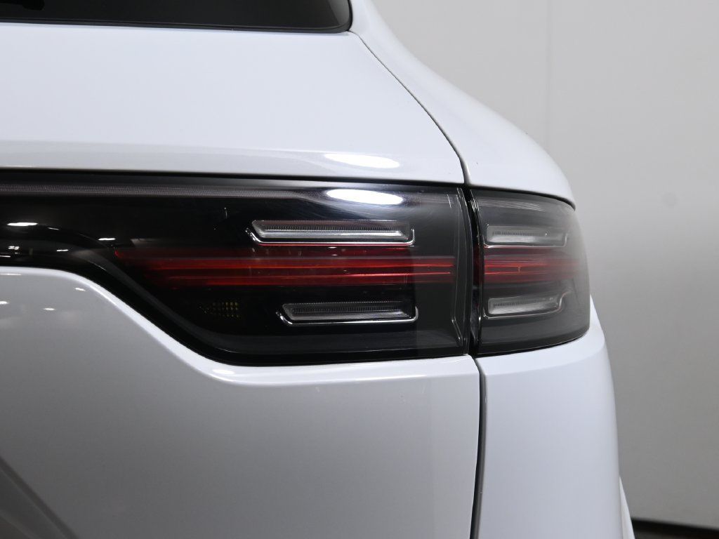 Used 2023 Porsche Cayenne AWD/4WD image 13