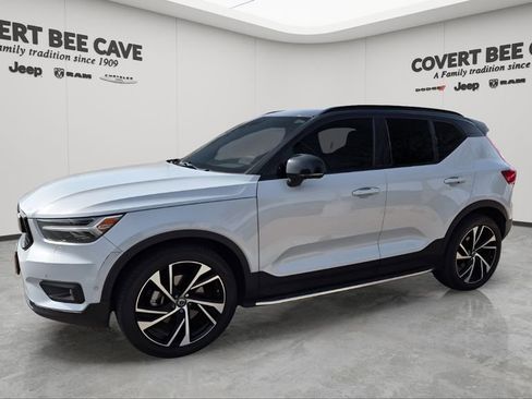 Used 2022 Volvo XC40 T5 R-Design w/ Advanced Package image 4