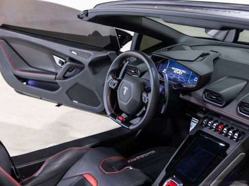 Used 2020 Lamborghini Huracan EVO image 32