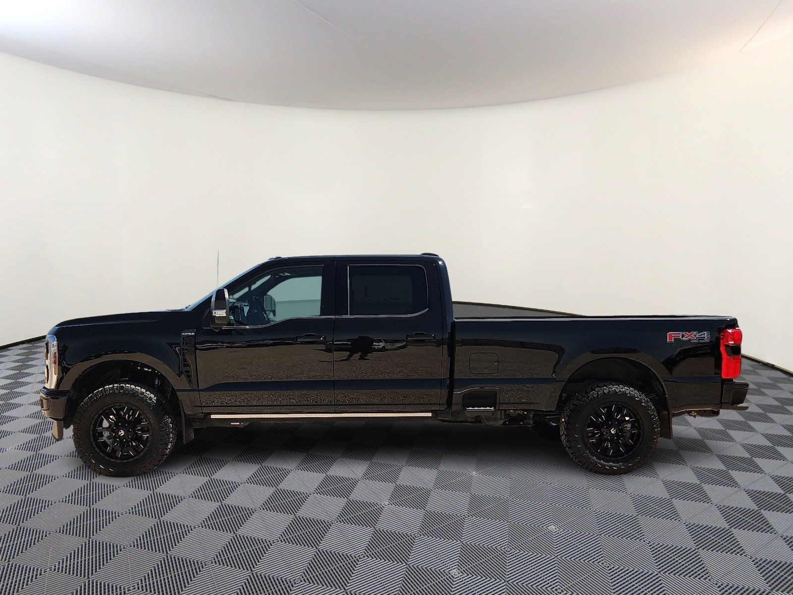 Used 2025 Ford F250 Platinum w/ FX4 Off-Road Package AWD/4WD image 2