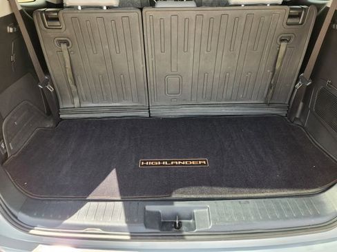 Used 2023 Toyota Highlander Bronze Edition FWD image 23