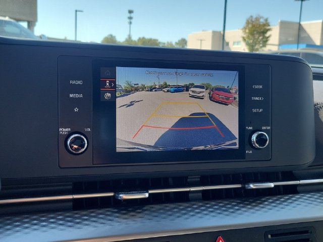 Used 2024 Kia Carnival LX FWD image 19