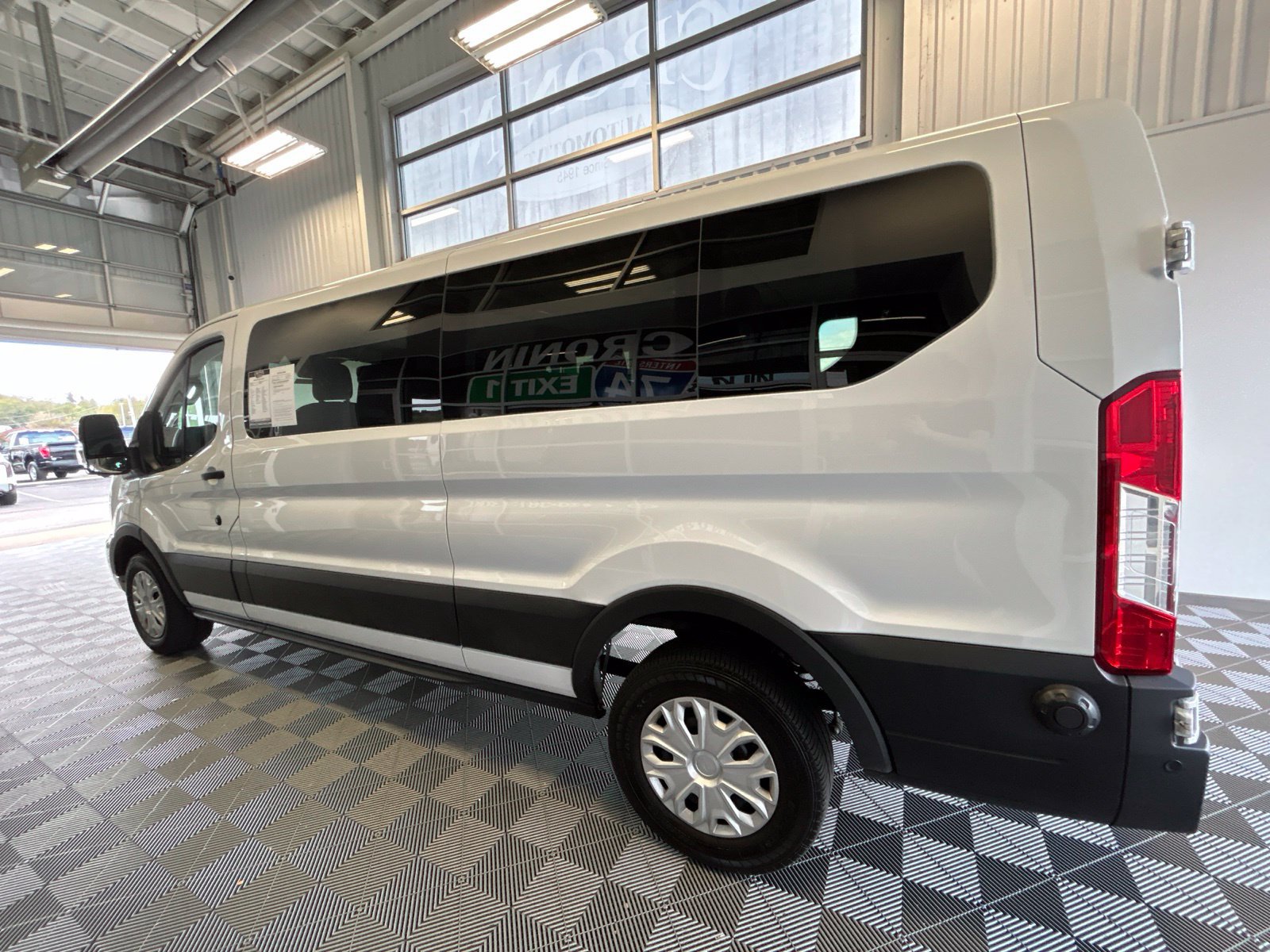 Used 2024 Ford Transit 350 XLT RWD image 4