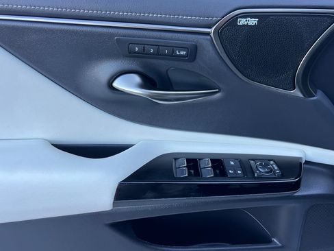 Used 2024 Lexus ES 300h F Sport image 11