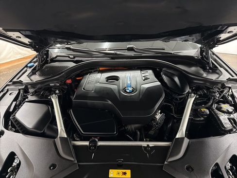 Used 2020 BMW 530e xDrive w/ M Sport Package image 32