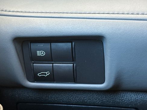 Used 2021 Toyota Highlander XLE AWD/4WD image 31