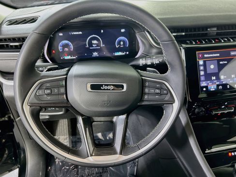 Used 2023 Jeep Grand Cherokee Laredo w/ Luxury Tech Group I image 11