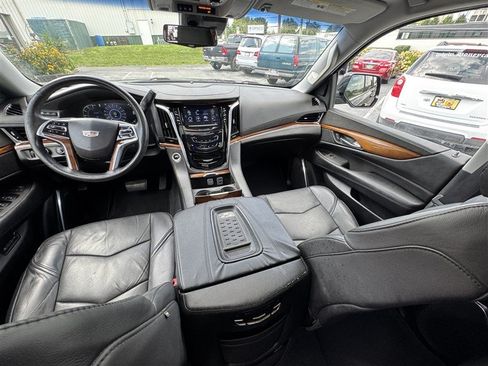 Used 2017 Cadillac Escalade Luxury AWD/4WD image 9