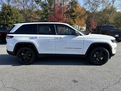 New 2025 Jeep Grand Cherokee Limited w/ Black Appearance Package image 9