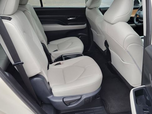 Used 2024 Toyota Grand Highlander FWD image 11
