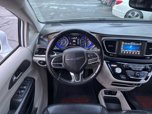 Used 2019 Chrysler Pacifica Touring-L image 18