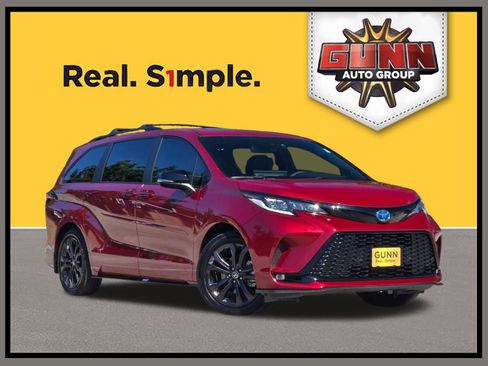 Used 2025 Toyota Sienna XSE FWD image 1