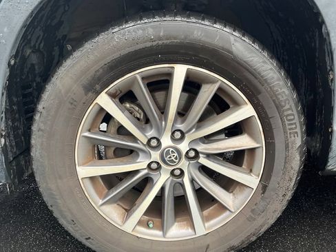 Used 2019 Toyota Highlander XLE FWD image 4