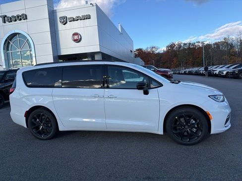 New 2026 Chrysler Pacifica Select w/ S Appearance Package image 2