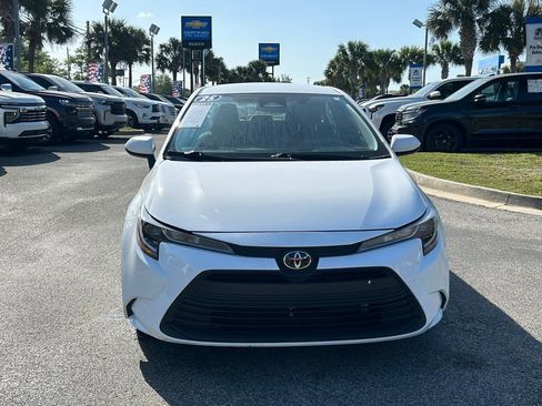 Used 2025 Toyota Corolla LE image 3