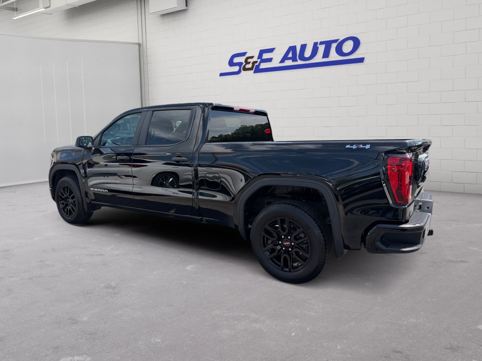 Used 2024 GMC Sierra 1500 Pro w/ Graphite Edition AWD/4WD image 3