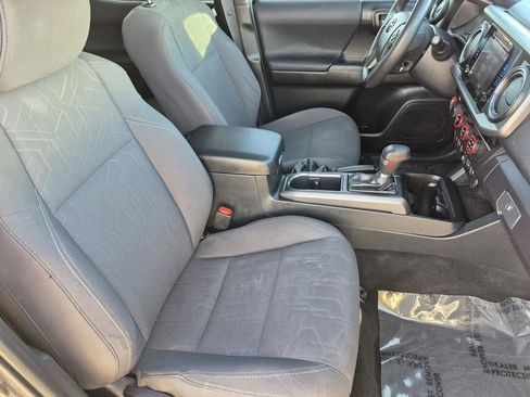 Used 2018 Toyota Tacoma TRD Sport w/ Technology Package image 16