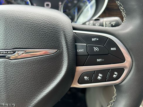 Used 2023 Chrysler Pacifica Limited FWD image 32