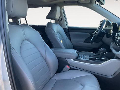Used 2022 Toyota Highlander XLE image 12