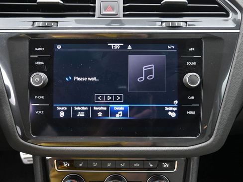 Used 2021 Volkswagen Tiguan SE image 16