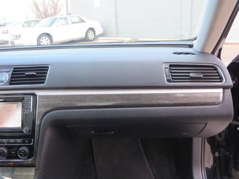 Used 2017 Volkswagen Passat 1.8T SE image 33