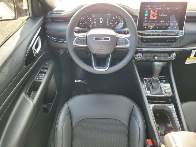 Used 2026 Jeep Compass Latitude AWD/4WD image 12