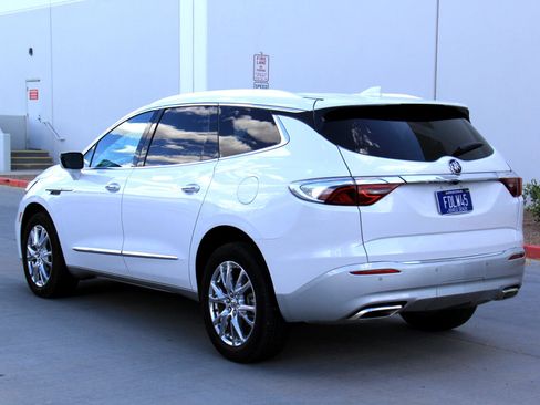 Used 2024 Buick Enclave Essence image 5