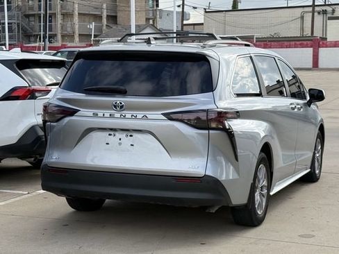Used 2025 Toyota Sienna XLE FWD image 4